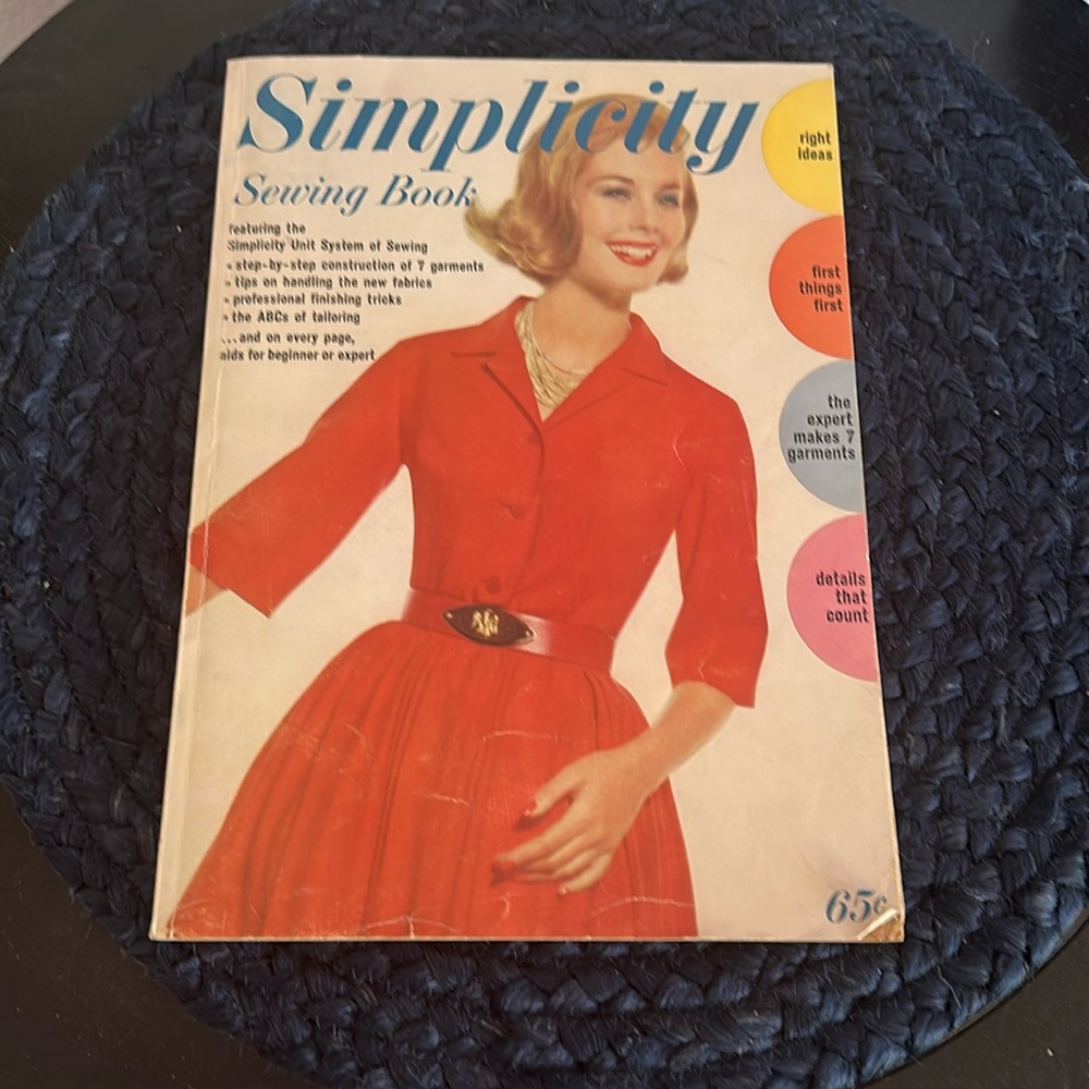 VINTAGE - 1962 - - SIMPLICITY SEWING BOOK